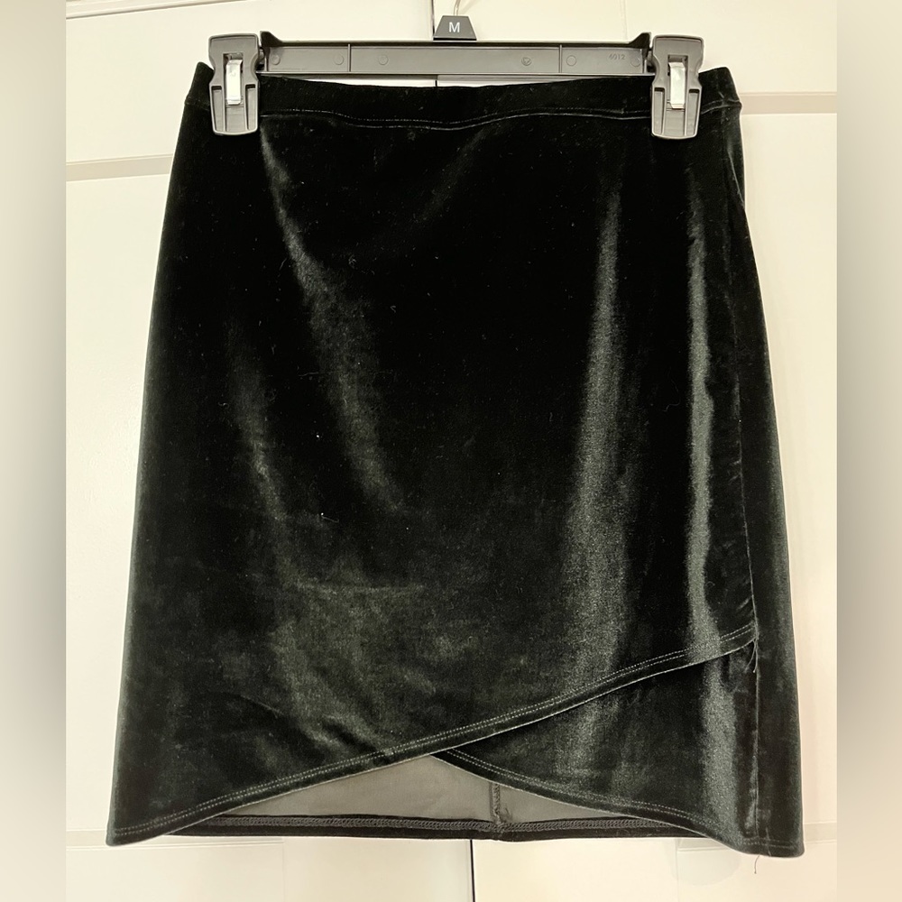 Hollister Dark Green Black Velvet Skirt || SIZE XS: NEVER WORN, GREAT CONDITION!